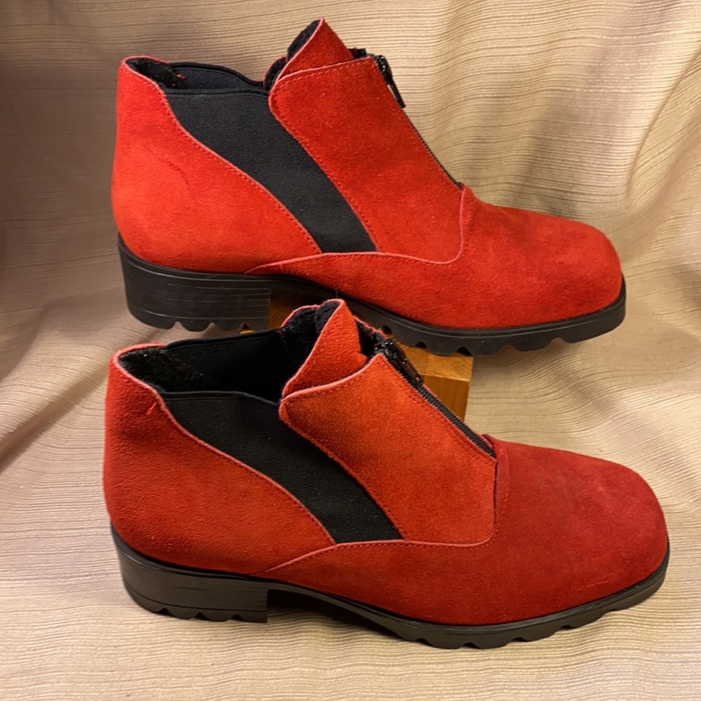 Barbo NWOT leather booties made in Canada 🇨🇦 - Picture 6 of 16
